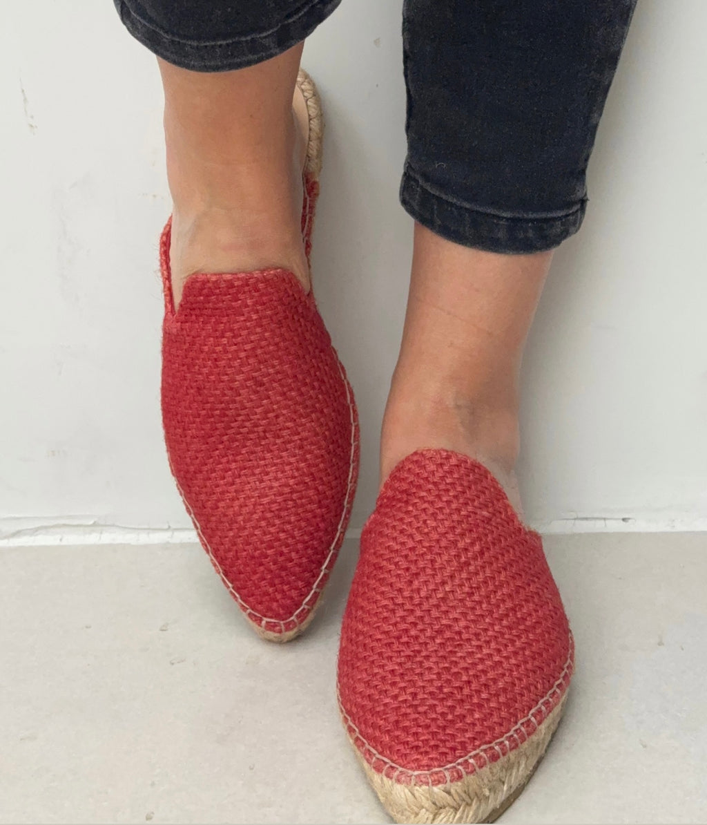 Alpargata plana estilo mule de yute rojo