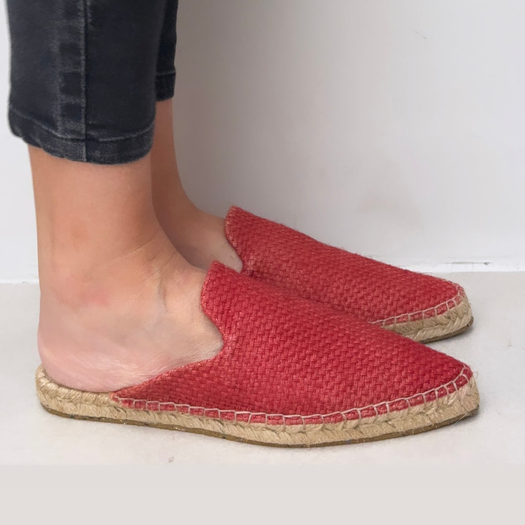 Alpargata plana estilo mule de yute rojo